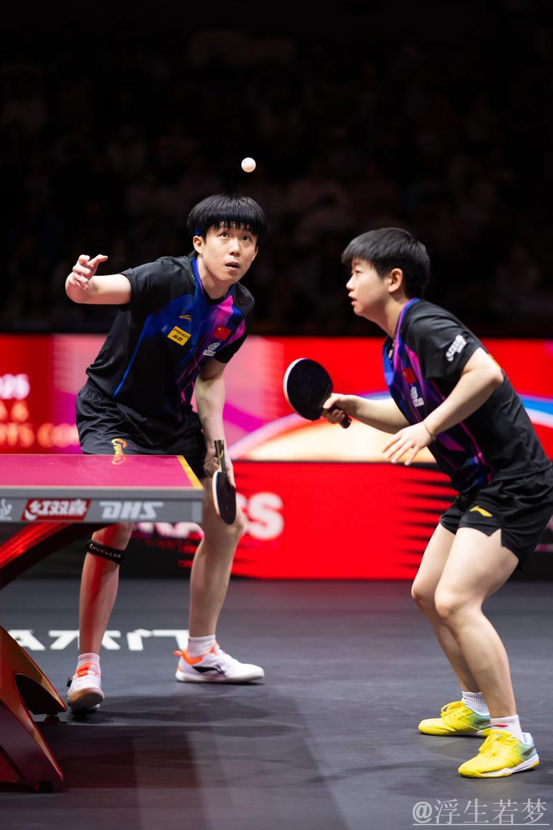 世乒联总决赛混双小组赛：王楚钦孙颖莎对阵黄镇廷杜凯琹精彩瞬间